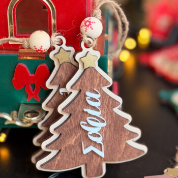 Προσωποποιημένο Χριστουγεννιάτικο Ξύλινο Στολίδι – Δέντρο